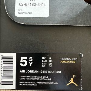 Air Jordan 12 Retro (GS) 5.5 youth/ size 7 in women’s